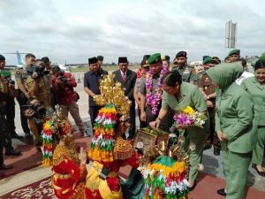 Disambut Kapolda dan Sekda Dianto, Danrem 042/Gapu Kolonel Arh Elphis Tiba di Jambi   
