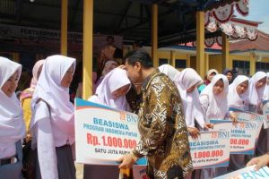 SAH Serahkan Realisasi Usulan Beasiswa PIP Tahun 2019 di Kerinci