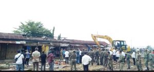 Pedangang BJ di Angso Duo Melawan saat ingin Direlokasi      