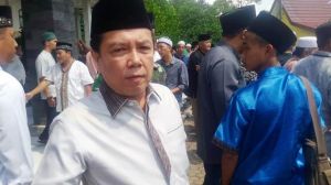 Bupati Batanghari Syahirsah Ikut Sholatkan dan Antar Jenazah Fattah ke Durian Luncuk