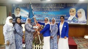 Hj Sofia Pimpin IWAPI Kota Jambi   