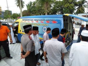 Kapolda Jambi Sambut Jenazah  Hj Hasanah di Pemakaman Nurdin Hamzah