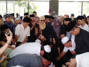 Dua Putri Arifin Manap Iringi Jenazah Hj Hasanah Hingga Pemakaman   