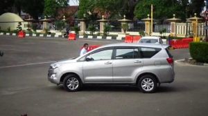 Selesai Diperiksa, EH Buru-Buru  Masuk Mobil