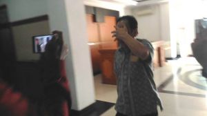 Tutup Muka Saat Menghadap Penyidik di Polda Jambi, Asiang: Sudah-Sudahlah   