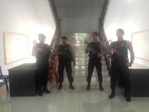 Personil Bersenjata Lengkap Jaga Tangga Menuju Ruang Pemeriksaan