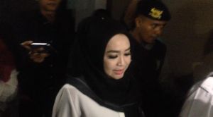 Cantiknya Karyani Ahmad Penuhi Panggilan KPK di Polda Jambi Pagi Ini