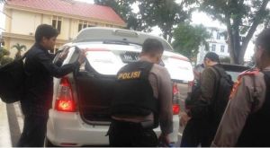 Hari Terakhir, Penyidik KPK Bawa Satu Unit Koper dari Polda      