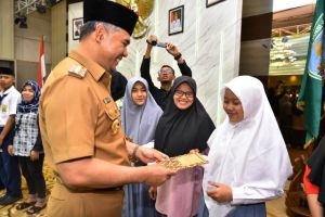 Tak Pernah Ambil Gaji, Fasha Donasikan Untuk Pendidikan dan Sosial