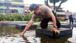 Terkesan Kotor dan Terbengkalai, Kapolda Jambi dan Jajaran Punguti Sampah di Taman Tugu Juang