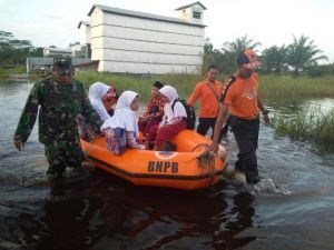 Evakuasi Dampak Banjir, Dandim 0419/Tanjab Pesan ke Masyarakat Bisa Hubungi Babinsa 