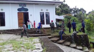 Satgas TMMD ke 104, Bersama Masyarakat Desa Sungai Ning Bersihkan Masjid