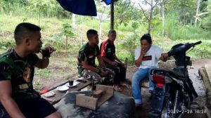 Anggota Satgas TMMD ke 104 Cicipi Kopi Kerinci Asli di Rumah Warga