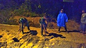 Satgas TMMD Bersama Masyarakat Desa Sungai Ning Bersihkan Lumpur Dari Jalan