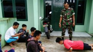 Mantap...Babinsa Koramil 07/Pelayangan Latih Pemuda yang Ingin Masuk TNI