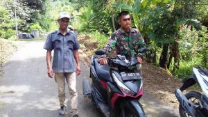 Motor Mogok, Kendaraan Warga Didorong Anggota Satgas TMMD