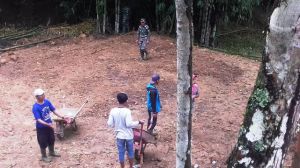 Warga Sambut Gembira Dansatgas TMMD Kodim 0417/Kerinci Membuat Lapangan Bola Voli