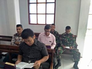 Hari Minggu, Anggota Satgas TMMD Ke 104 Kodim 0417/Kerinci Laksanakan Ibadah Kebaktian