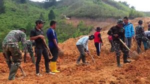 Hari Libur Anggota Satgas TMMD Kodim 0417/Kerinci Tetap Semangat Selesaikan Target Membuka Jalan Pen