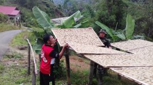 Ini Cerita Lek Min, Pembuat Kerupuk dan Anggota Satgas TMMD
