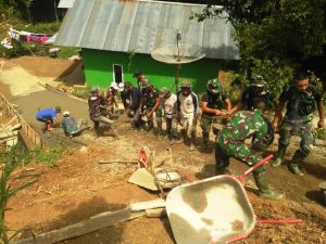 Dansatgas TMMD Kodim 0417/Kerinci Letkol Inf Gambuh Sri Karyanto Turun Bantu Pengecoran Jalan