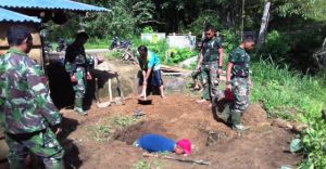 Satgas TMMD Bantu Warga Membuat Jamban di Desa Sungai Ning