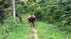 Kakek Ini Jatuh saat Mencari Rumput, Satgas TMMD di Sungai Ning Sigap Gendong Kakek Pulang ke Rumah