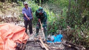 Anggota Satgas TMMD ke 104 Kodim 0417 /Kerinci Bantu Warga Potong Kayu Bakar