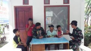 Anggota Satgas TMMD ke 104 Kodim 0417/Kerinci  Kenalkan TNI ke Anak-anak Sambil Bermain
