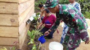 Satgas TMMD 0417/Kerinci Bantu Warga Bersihkan Pekarangan Rumah