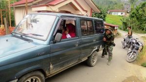 Begini Kepedulian Anggota Satgas TMMD 0417/Kerinci Saat Bantu Warga yang Kesulitan