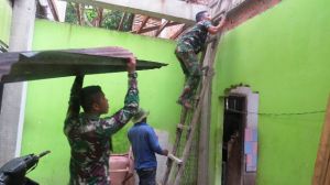 Anggota Satgas TMMD ke 104 Kodim 0417/Kerinci Bantu Pasang  Atap Rumah Warga Yang Bocor