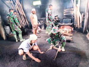 Anggota Satgas  TMMD ke 104 Kodim 0417/Kerinci Kunjungi dan Bantu Olah Bubuk Kopi