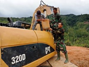 Anggota Satgas TMMD ke 104 Kodim/Kerinci Laksanakan pengisian BBM Ekskavator      