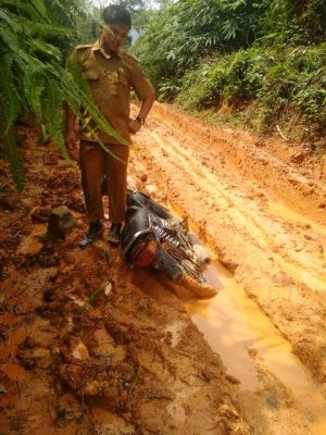 Masyarakat Dusun Sungai Telang Rindu Jalan Hitam dan Penerangan