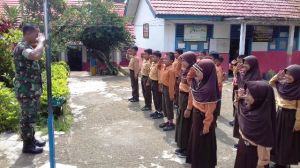 Anggota Satgas TMMD Kodim 0417/Kerinci Latih Murid SD Baris Berbaris