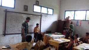 Kepala SD 017/11 Kerinci Bangga Satgas TMMD Kodim 0417/Kerinci Ikut Mengajar di Sekolahnya