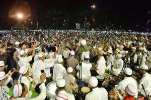 Tabligh Akbar Pemkot dan Polda, Puluhan Ribu Jamaah Putihkan Lapangan Kantor Wali Kota