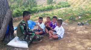 Dari Puncak Bukit, Satgas TMMD Kodim 0417/Krc Ceritakan Dongeng ke Anak-anak