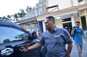 Paling Terakhir Keluar,  Zainul Arpan Pilih Diam dan Langsung Masuk Mobil