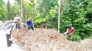 Pemuda Bersama Satgas membaur Buat Lapangan Voli  Dusun Harapan      