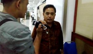 Turun dari Tangga, Mesran Naik lagi Saat Dihadang Wartawan