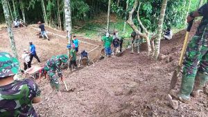 Timbun Lapangan, Karang Taruna Ikut Goro Bersama Satgas TMMD