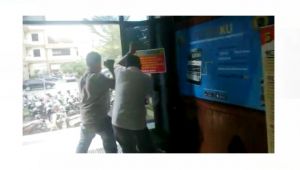 VIDEO: Saksi Lari Hindari Wartawan usai Diperiksa KPK di Polda Jambi