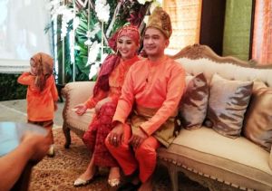 Lihat Penampilan Sarwendah-Ruben Onsu Tujuh Bulanan Pakai Adat Jambi