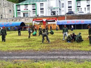 Anggota Satgas Bersihkan Lapangan Untuk Upacara Penutupan