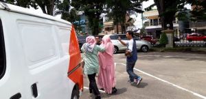 Wanita Ini Pilih Tutupi Wajahnya Usai Diperiksa KPK di Polda Jambi