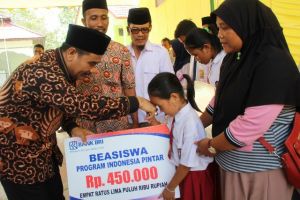 Tunjukan Kepedulian Pada Warga Transmigrasi, SAH Serahkan Beasiswa di Rimbo Ilir Tebo   