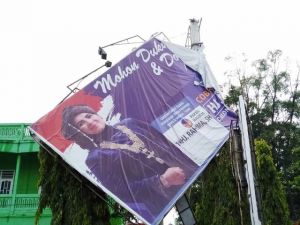 Billboard Bergambar Hj Rahima Ambruk, Warga Minta Dinas Terkait Segera Perbaiki