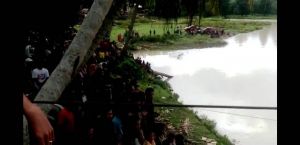 Jembatan Gantung Diterjang Angin,  Satu Warga yang Berada di Tengah Jatuh ke Sungai Batang Tebo